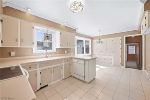 1889 Lancaster Dr, Youngstown, OH 44511 - Photo 9