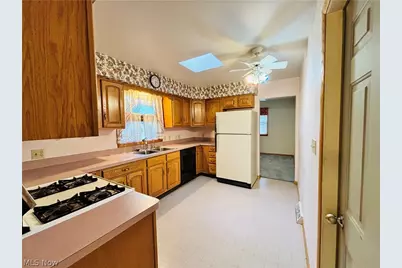 1551 Wilsonway Drive, Barberton, OH 44203 - Photo 11