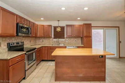 6526 Sugargrove Circle NE, Canton, OH 44721 - Photo 9