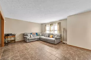 352 Carol Ln, Elyria, OH 44035 - Photo 15