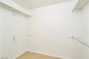 910 Wellsley Ln, Akron, OH 44313 - Photo 9