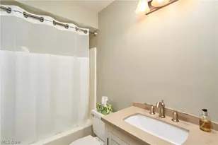 910 Wellsley Ln, Akron, OH 44313 - Photo 11