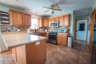 10465 Carrousel Woods Dr, New Middletown, OH 44442 - Photo 3