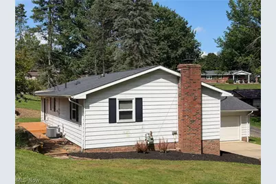 430 Hazelwood Drive SW, New Philadelphia, OH 44663 - Photo 3