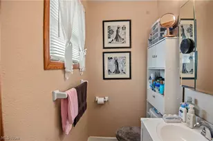 5589 London Dr, Austintown, OH 44515 - Photo 17