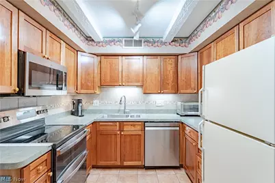 925 Canyon View Road #202, Northfield, OH 44067 - Photo 9