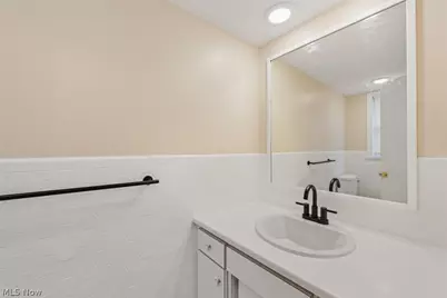 19208 Chagrin, Huber Heights, OH 44122 - Photo 9