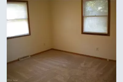 292 E Cassell Avenue, Barberton, OH 44203 - Photo 5