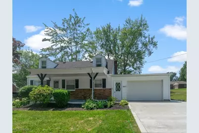 2413 W Manor Avenue, Struthers, OH 44514 - Photo 1