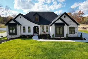 542 Lakewood Dr E, Canal Fulton, OH 44614 - Photo 1