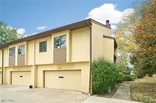 727 Hampton Ridge Dr, Akron, OH 44313 - Photo 1