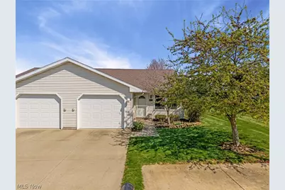 305 Holly Place, Barberton, OH 44203 - Photo 1