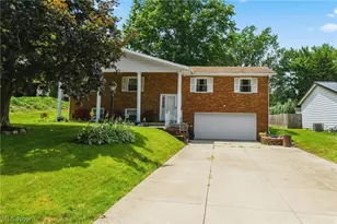 912 S Azalea Blvd, Barberton, OH 44203 - Photo 1