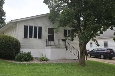 288 E Cassell Avenue, Barberton, OH 44203 - Photo 1