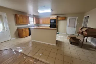 606 S Hubbard St, Alvord, TX 76225 - Photo 5