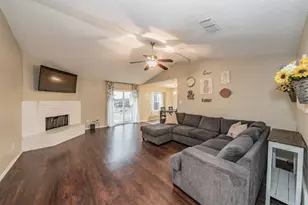 221 Kalmia Dr, Arlington, TX 76018 - Photo 5