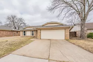 221 Kalmia Dr, Arlington, TX 76018 - Photo 3