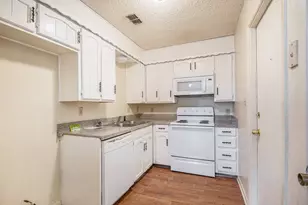 709 Pleasant Manor Manor, Burleson, TX 76028 - Photo 9