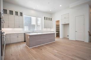 381 E Greenbriar Ln, Dallas, TX 75203 - Photo 7