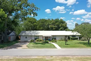 403 N Hall St, Fairfield, TX 75840 - Photo 1