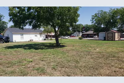 400 E Wise Street, Bowie, TX 76230 - Photo 7