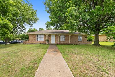 306 N Lyndalyn Avenue, DeSoto, TX 75115 - Photo 1