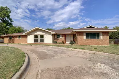 900 Roberts Street, Bowie, TX 76230 - Photo 1