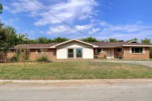 900 Roberts St, Bowie, TX 76230 - Photo 1