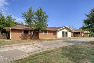 900 Roberts St, Bowie, TX 76230 - Photo 3