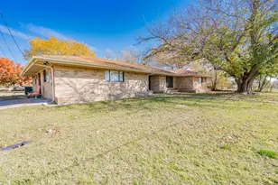 301 E Williams St, Bowie, TX 76230 - Photo 3
