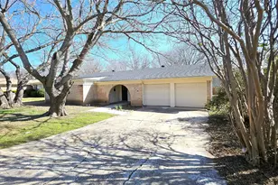 304 Lochness Ct, Benbrook, TX 76126 - Photo 3