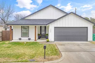 300 W College St, Jacksboro, TX 76458 - Photo 3