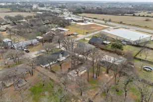 2608 Royal Ln, Granbury, TX 76049 - Photo 7