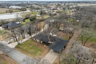 2608 Royal Ln, Granbury, TX 76049 - Photo 5