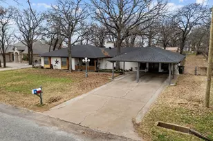 2608 Royal Ln, Granbury, TX 76049 - Photo 1