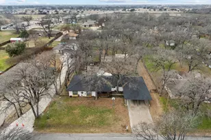 2608 Royal Ln, Granbury, TX 76049 - Photo 3