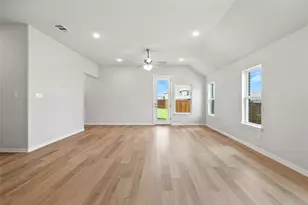 530 Red Barn Dr, Van Alstyne, TX 75495 - Photo 9