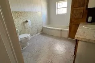 835 W Thompson St, Jacksboro, TX 76458 - Photo 5