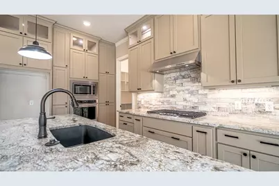 2407 Vineyard Drive, Granbury, TX 76048 - Photo 7