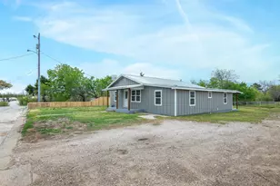 107 E Riley St, Bowie, TX 76230 - Photo 7