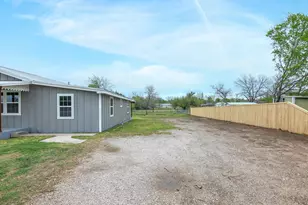 107 E Riley St, Bowie, TX 76230 - Photo 5