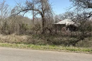 601 E Water St, Milford, TX 76670 - Photo 1