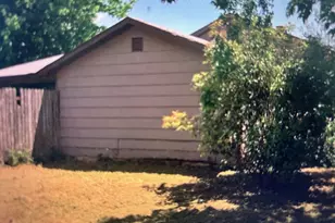 507 Hodge St, Bowie, TX 76230 - Photo 3