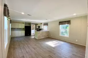 329 Capricorn Dr, Granbury, TX 76049 - Photo 3