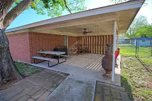 522 Montague St, Nocona, TX 76255 - Photo 11