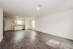 1300 N Brazos Ave, Cleburne, TX 76031 - Photo 3