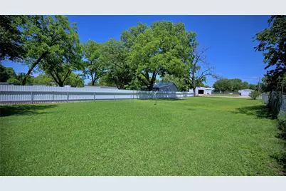 411 W Pine Street, Nocona, TX 76255 - Photo 19