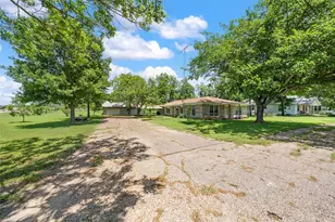 386 W Main St, Elm Mott, TX 76640 - Photo 3