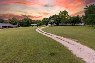 951 E Highland Rd, Oak Leaf, TX 75154 - Photo 1