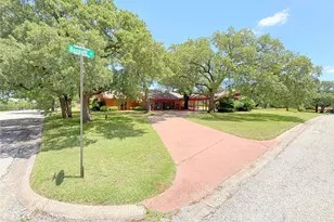 905 Bennett Dr, Bowie, TX 76230 - Photo 1